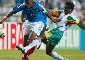 جام جهانی 2002|مارسل دسایی از تیم ملی فرانسه برابر آلیو سیسه از سنگال مقاومت می کند.