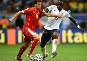 موسی سیسوکو - اَدمیر مِهمدی|جنگ در میانه زمین بین مهمدی از سوئیس و موسی سیسوکو از تیم ملی فرانسه بر سر توپ.