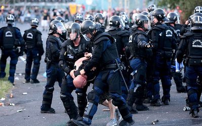 گزارش تصویری | درگیری شدید بین هواداران مجارستان و رومانی