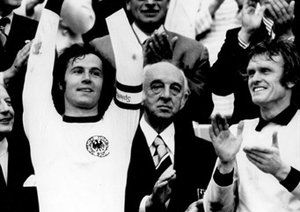 جام جهانی 1974|فینال جام جهانی 1974 آلمان، آلمان 2 – هلند 1، کاپیتان فرانتس بکن بائر همراه با جام.