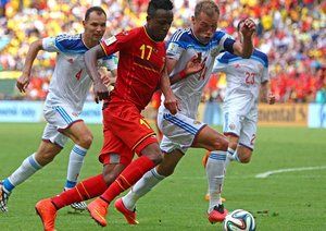 دیوک اوریگی|تلاش مهاجم بلژیک دایوُک اوریجای برای کنترل توپ در مقابل یار حریف .