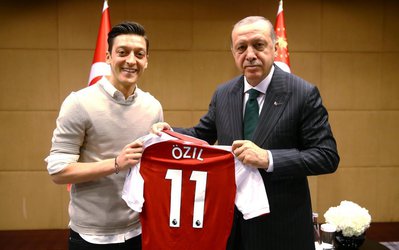 مقصد جدید هافبک توپچی ها / مسوت اوزیل در راه پاری سن ژرمن