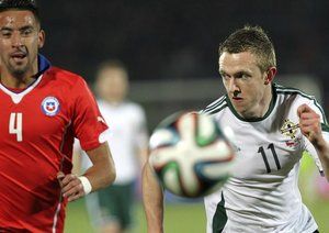 مائوريسيو ایسلا|تلاش ایسلا برای گرفتن توپ از یار حریف.