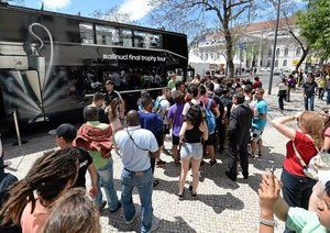 جام قهرمانی لیگ قهرمانان اروپا|ازدحام فوتبالدوستان برای مشاهده ی جام قهرمانی لیگ قهرمانان در شهر لیسبون.