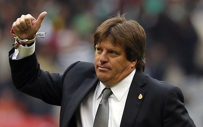 سرمربی سابق مکزیک به خاطر رفتارش در ضرب و شتم یک خبرنگار عذرخواهی کرد