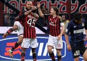 مونتولیوو - دی یانگ|خوشحالی بازیکنان میلان بعد از گلزنی مقابل اینتر