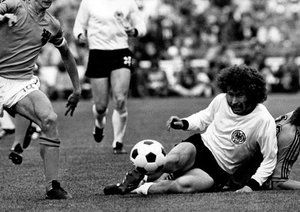 جام جهانی 1974|فینال جام جهانی 1974: آلمان 2 – هلند 1، پائول برایتنر، جانی رپ (از سمت چپ)