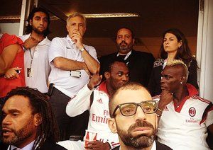 بالوتلی - مایکل اِسین|حضور بالوتلی و اسین بین هواداران.