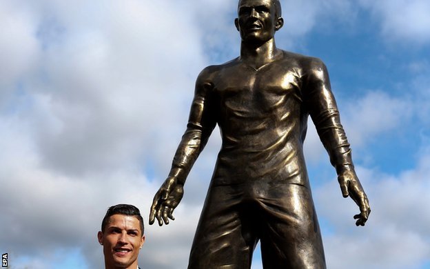 ronaldo statue2.jpg