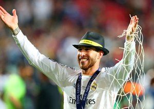 سرخیو راموس|سرخیو راموس همراه با هم تیمی های خود در رئال مادرید جشم قهرمانی در لیگ قهرمانان را برگزار می کنند. آن ها در این فینال موفق شدند 4-1 اتلتیکو را شکست دهند.