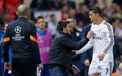 عکس روز | تماشاگری که در ویسنته کالدرون رونالدو را در آغوش گرفت