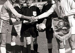 جام جهانی 1962|کاپیتان تیم ملی برزیل مائورو و همتای خود در تیم ملی چکسلواکی، لادیسلاو نوواک، پرچم های سه گوش کشورهای خود را پیش از دیدار تیم هایشان در مرحله ی گروهی جام جهانی 1962 شیلی با هم مبادله می کنند.