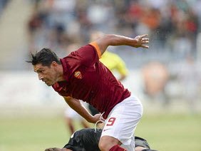 برخورد دو بازیکن در میانه میدان