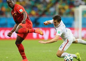 روملو لوکاکو - مت بسلر|تقابل روملو لوکاکو بازیکن تیم بلژیک با یار حیف مت بسلر بر سر توپ.