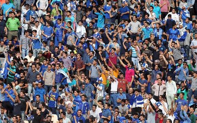 حاشیه‌های استقلال تهران - تراکتور / عکس منصوریان در آزادی، ادامه شعار علیه تیموریان و تقدیر از اعضای نمونه هلا‌ل‌احمر