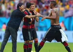 جرومی بواتِنگ - یواخیم لو|شادی یواخیم لو سرمربی ژرمن ها همراه با مدافع تیمش ، جرومی بواتِنگ.