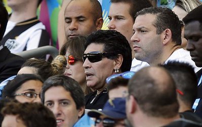 مارادونا: لطفا هیگوآین را نیمکت‌نشین کنید