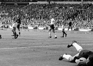 جام جهانی 1966|فینال جام جهانی 1966 انگلستان: آلمان 2-انگلستان4 (وقت اضافه)، دروازه بان آلمان، هانس تیلکووسکی.