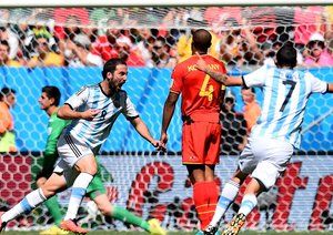 گونزالو ایگواین|خوشحالی گونزالو ایگواین ، مهاجم تیم ملی آرژانتین بعد از گلزنی مقابل تیم بلژیک.