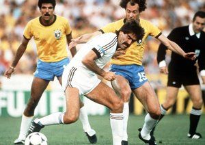 جام جهانی 1982|استیو سامر از تیم زلاند نو تلاش می کند تا توپ را از پای فالکائو (راست) در آورد. جام جهانی 1982 اسپانیا.