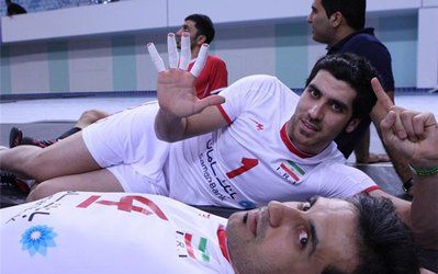 عکس روز | کری خوانی شهرام محمودی برای هواداران استقلال