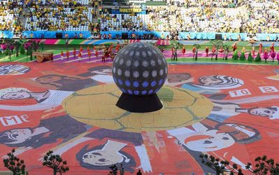 کارت قرمز یک کودک برای اخراج حاضران در افتتاحیه!/ برزیل و کرواسی وارد ورزشگاه شدند