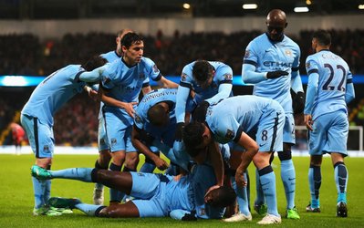 لیگ جزیره | منچستر سیتی 3 - ساندرلند 2 / ساوتهمپتون 2 - آرسنال 0 / لیورپول 2 - لستر 2 / سیتی هم‌امتیازِ  صدرنشین شد / در آغاز سال 2015 توپچی‌ها شکست خوردند و لیورپول متوقف شد + خلاصه بازی‌ها ، گزارش تصویری و چیدمان تیم‌ها