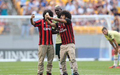 عکس روز | سلفی با بالوتلی در میانه بازی میلان با سیتی