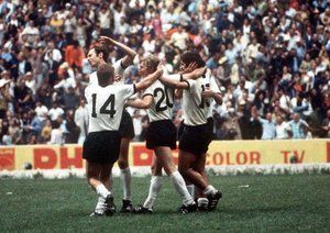 جام جهانی 1970|جام جهانی 1970 مکزیک، شهر مکزیکو، 17 ژوئن 1970، ایتالیا 4- آلمان غربی 3. بازیکنان آلمانی پس از به ثمر رسیدن گل توسط گرابووسکی گرد او حلقه می زنند. این شادمانی عمری نداشت و اندکی بعد ایتالیا گل برتری را می زند.