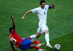 فرانک جیمز لمپارد|کنترل توپ توسط بازیکن انگلستان ، فرانک لمپارد در مقابل بازیکن اروگوئه.