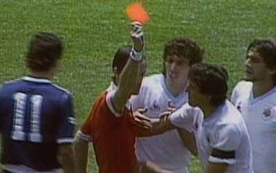 جام جهانی 2014 / 100 لحظه جذاب تاریخ جام جهانی (35_ خوزه باتیستا سریع ترین کارت قرمز تاریخ جام جهانی را دریافت کرد)