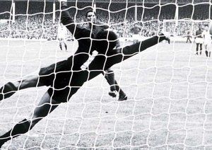 جام جهانی 1966|جام جهانی 1966 انگلستان، لیورپول، انگلستان، 23 جولای 1966، پرتغال 5 – کره شمالی 3، اوزه بیو یکی از دو پنالتی خود را به گل تبدیل می کند. دروازه بان کره ، لی چانگ میونگ، برای گرفتن توپ شیرجه می رود.