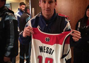 تیم ملی آرژانتین در حال تماشای بسکتبال NBA|None