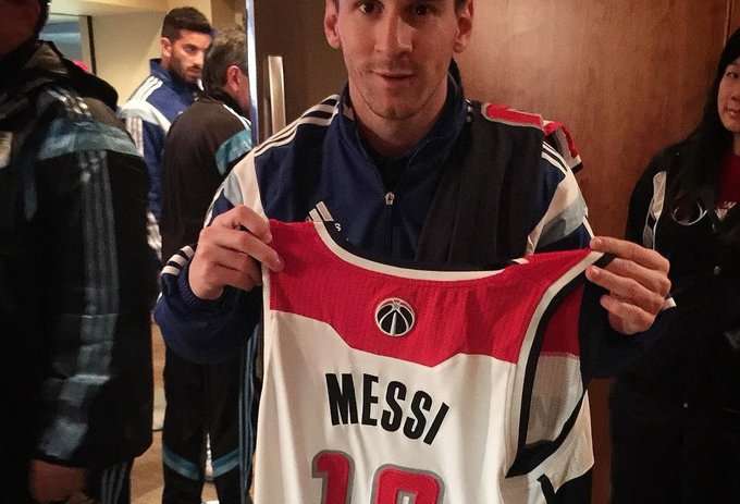 تیم ملی آرژانتین در حال تماشای بسکتبال NBA