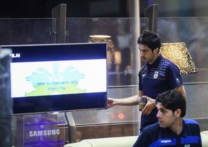 خسرو حیدری|خسرو حیدری در حا تماشای تلویزیون