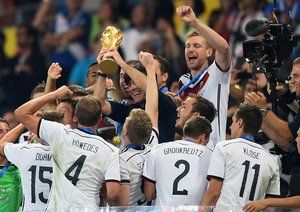 یواخیم لو|جام قهرمانی در دستان یواخیم لو.