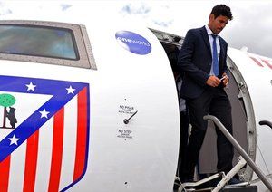 دیگو کاستا|دیگو کاستا از باشگاه اتلتیکو ماردید همراه با سایر هم تیمی ها برای دیدار در فینال لیگ قهرمانان اروپا برابر رئال مادرید، در فرودگاه شهر لیسبون از هواپیما پیاده می شود.