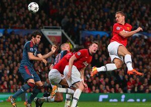 ویدیچ|ویدیچ به آسمان می پرد تا در بازی هوایی برابر بازیکنان بایرن در اولدترافورد موفق شود.