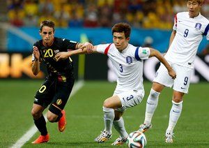 عدنان جانیوزاج|تقابل عدنان جانیوزاج ، بازیکن تیم ملی بلژیک با سوک - یونگ بازیکن کره.