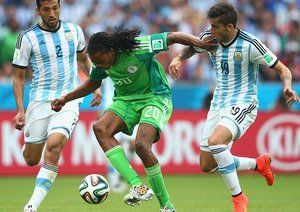 مایکل اوکبو - گارای|کنترل توپ توسط مایکل اوکبو از نیجریه در مقابل گارای.