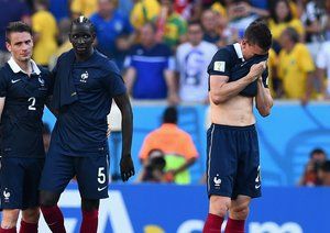 متیو دبوشی - ممدو ساخو - كوشيلنی|حسرت بازیکنان فرانسه بعد از واگذار کردن بازی و حذف از جام جهانی.