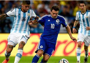 زججدان میسیموویچ - مارکوس روجو|درگیری میان میسیمویچ و مدافع آرژانتین ، مارکوس روجو برای گرفتن توپ .