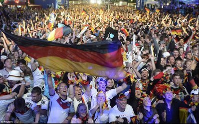 300 هزار آلمانی زیر باران به خیابان ریختند