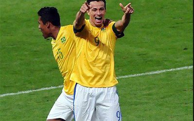 عکس روز | تلاش احمقانه بازیکن سانتوس برای فریب داور