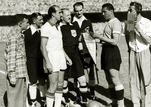 جام جهانی 1950|کاپیتان های دو تیم برزیل و اروگوئه، به ترتیب آگوست (چپ) و اوبدولیو وارلا، پیش از آغاز دیدار تیم های خود در جام جهانی 1950، پرچم های سه گوش ملیت های خود را با هم مبادله می کنند.