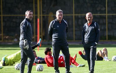 حاشیه‌های تمرین پرسپولیس | جلسه مربیان پرسپولیس بعد از تمرین سبک سرخپوشان