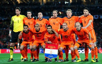 رون ولار و جوردی کلاسی به دلیل مصدومیت از ترکیب تیم ملی هلند کنار گذاشته شده و «وان در ویک» و «وان در ویل» جای آن ها را گرفتند