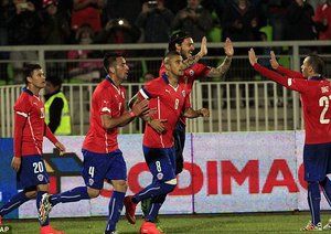 مائوريسيو ایسلا - آرتورو ویدال|جشن بازیکنان شیلی بعد از گلزنی.