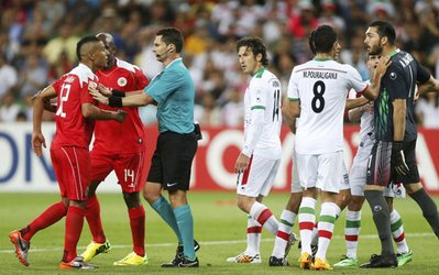 توضیح بازیکن تیم ملی فوتبال بحرین در مورد درگیری با دروازه‌بان ایران: به حقیقی فحش ندادم!