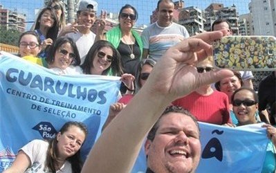 ورود تماشاگران به ورزشگاه و حمایت برزیلیها از ایران